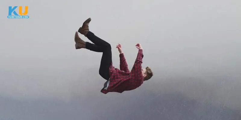 Trường hợp nằm mơ thấy bị rơi từ trên cao và lời giải mã cụ thể